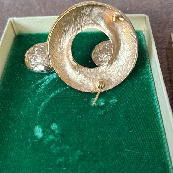 Miss Universe vintage brooch and clip-on earring set - Picture 4 of 10